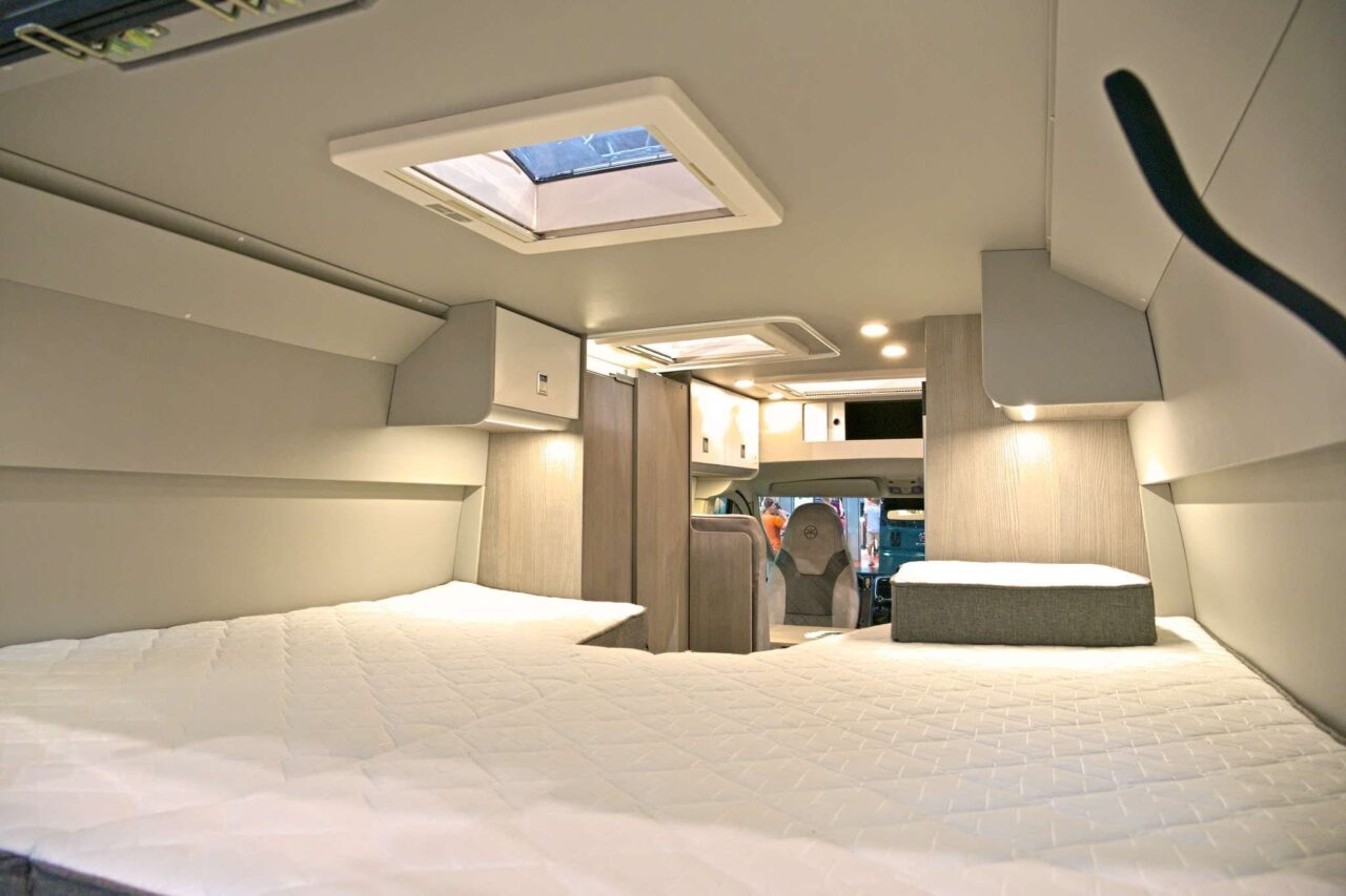 FurgoK X-Sportlong 600 (2025) - Praktische bestelwagen met veel bergruimte en ingenieuze inklapbare douche 5 furgok x sportlong 600 2025 grosses bett caravan salon 2024 c jalil landero flores
