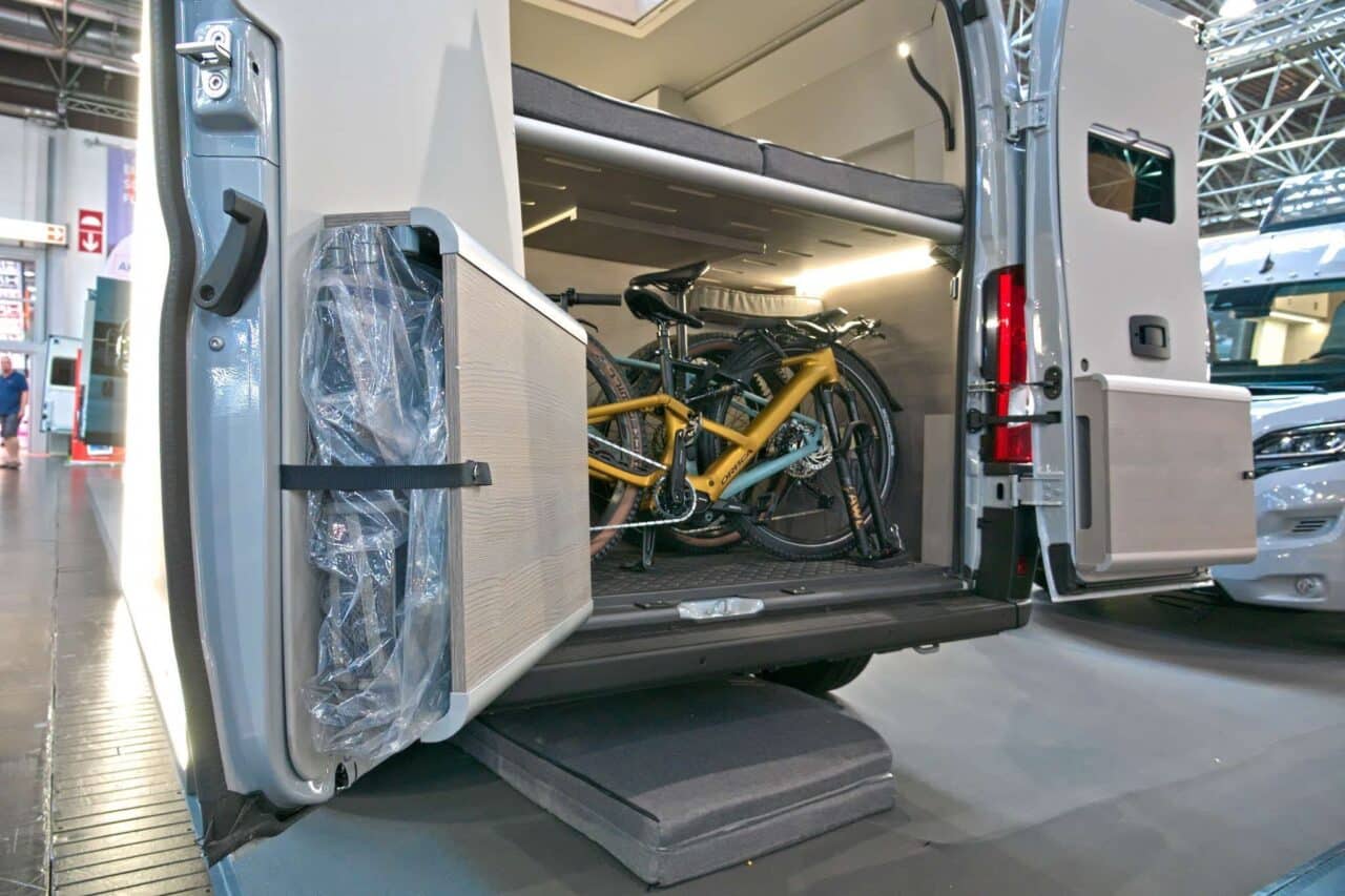 FurgoK X-Sportlong 600 (2025) - Praktische bestelwagen met veel bergruimte en ingenieuze inklapbare douche 4 furgok x sportlong 600 2025 heckgarage unter bett caravan salon 2024 c jalil landero flores