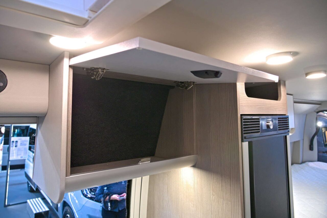 FurgoK X-Sportlong 600 (2025) - Praktische bestelwagen met veel bergruimte en ingenieuze inklapbare douche 15 furgok x sportlong 600 2025 oberschrank caravan salon 2024 c jalil landero flores