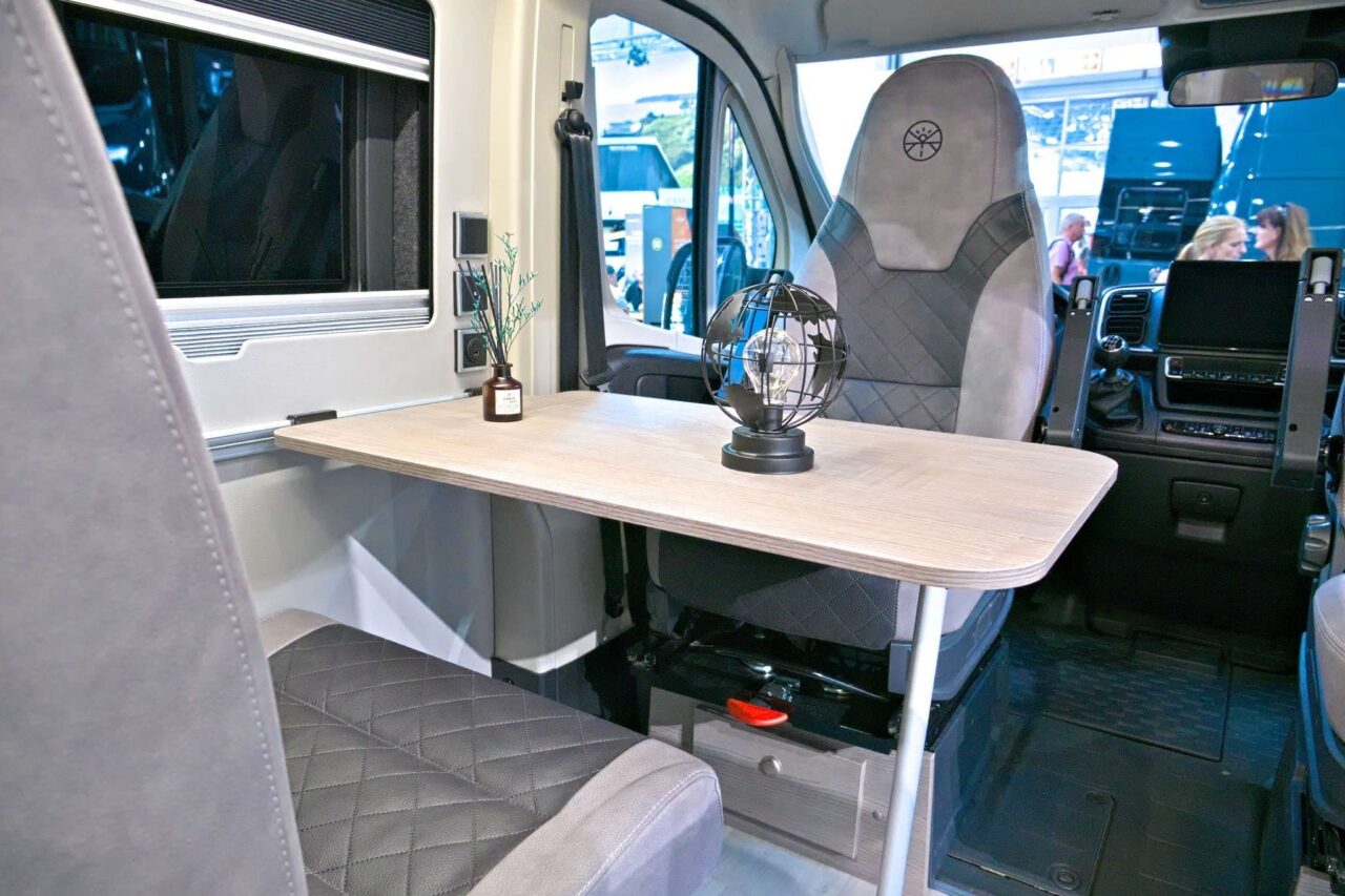 FurgoK X-Sportlong 600 (2025) - Praktische bestelwagen met veel bergruimte en ingenieuze inklapbare douche 3 furgok x sportlong 600 2025 sitzgruppe caravan salon 2024 c jalil landero flores