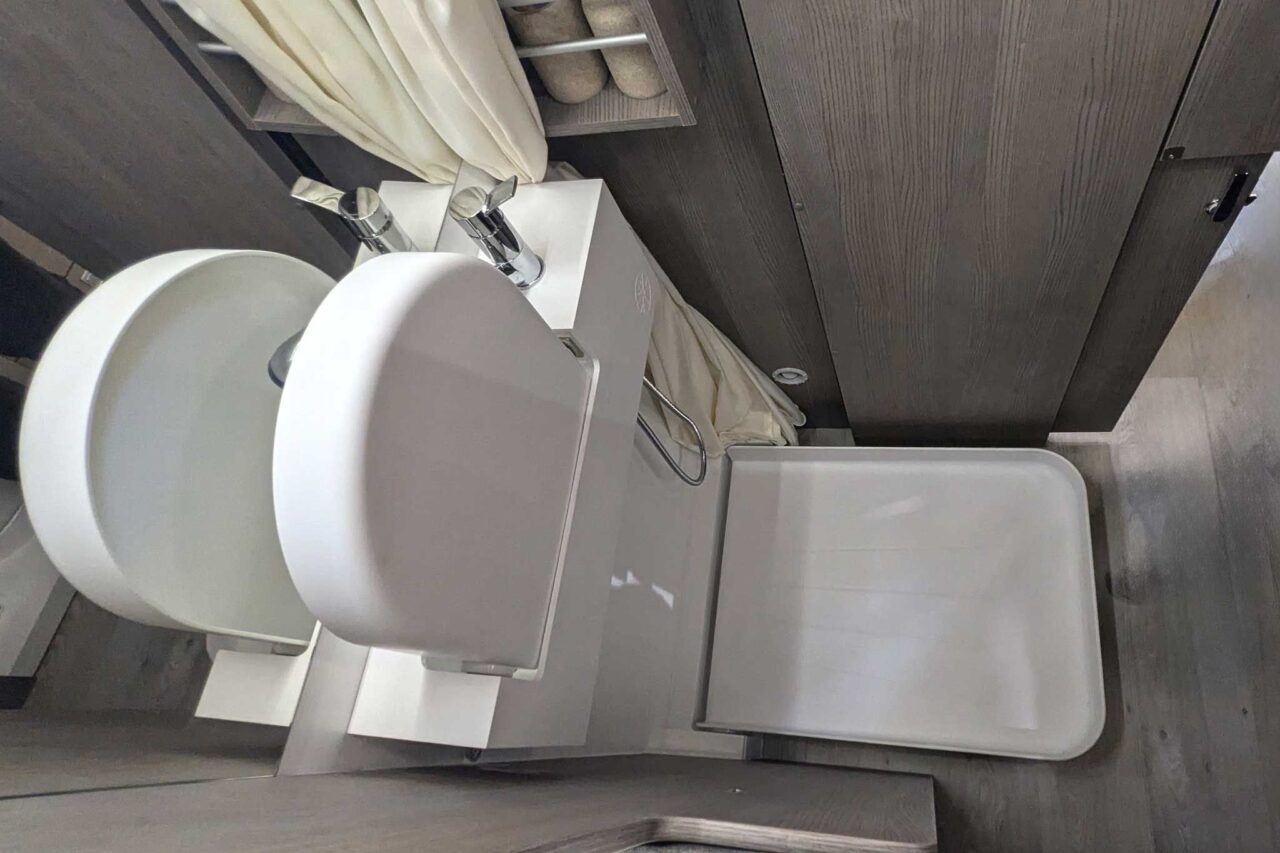 FurgoK X-Sportlong 600 (2025) - Praktische bestelwagen met veel bergruimte en ingenieuze inklapbare douche 9 furgok x sportlong 600 caravan salon 2024 bad duschwanne