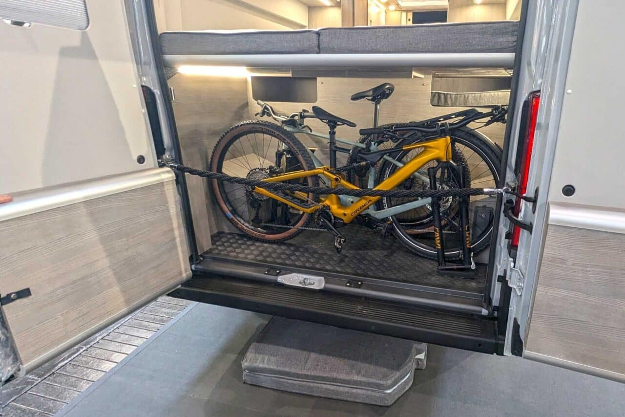 FurgoK X-Sportlong 600 (2025) - Praktische bestelwagen met veel bergruimte en ingenieuze inklapbare douche 16 furgok x sportlong 600 caravan salon 2024 garage