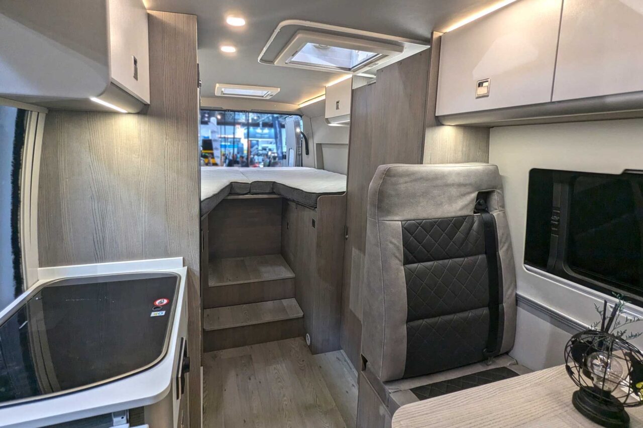 FurgoK X-Sportlong 600 (2025) - Praktische bestelwagen met veel bergruimte en ingenieuze inklapbare douche 2 furgok x sportlong 600 caravan salon 2024 interieur
