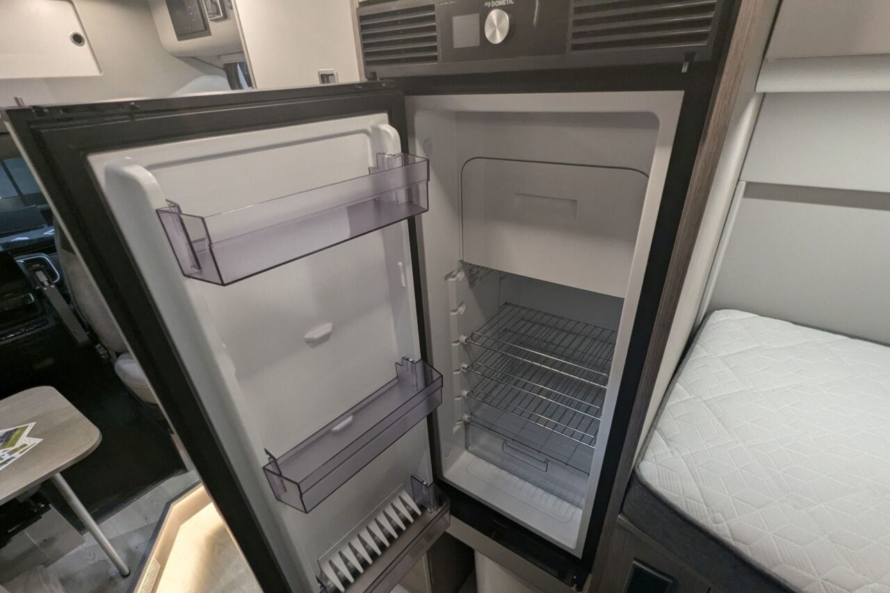 FurgoK X-Sportlong 600 (2025) - Praktische bestelwagen met veel bergruimte en ingenieuze inklapbare douche 8 furgok x sportlong 600 caravan salon 2024 kueche kuehlschrank