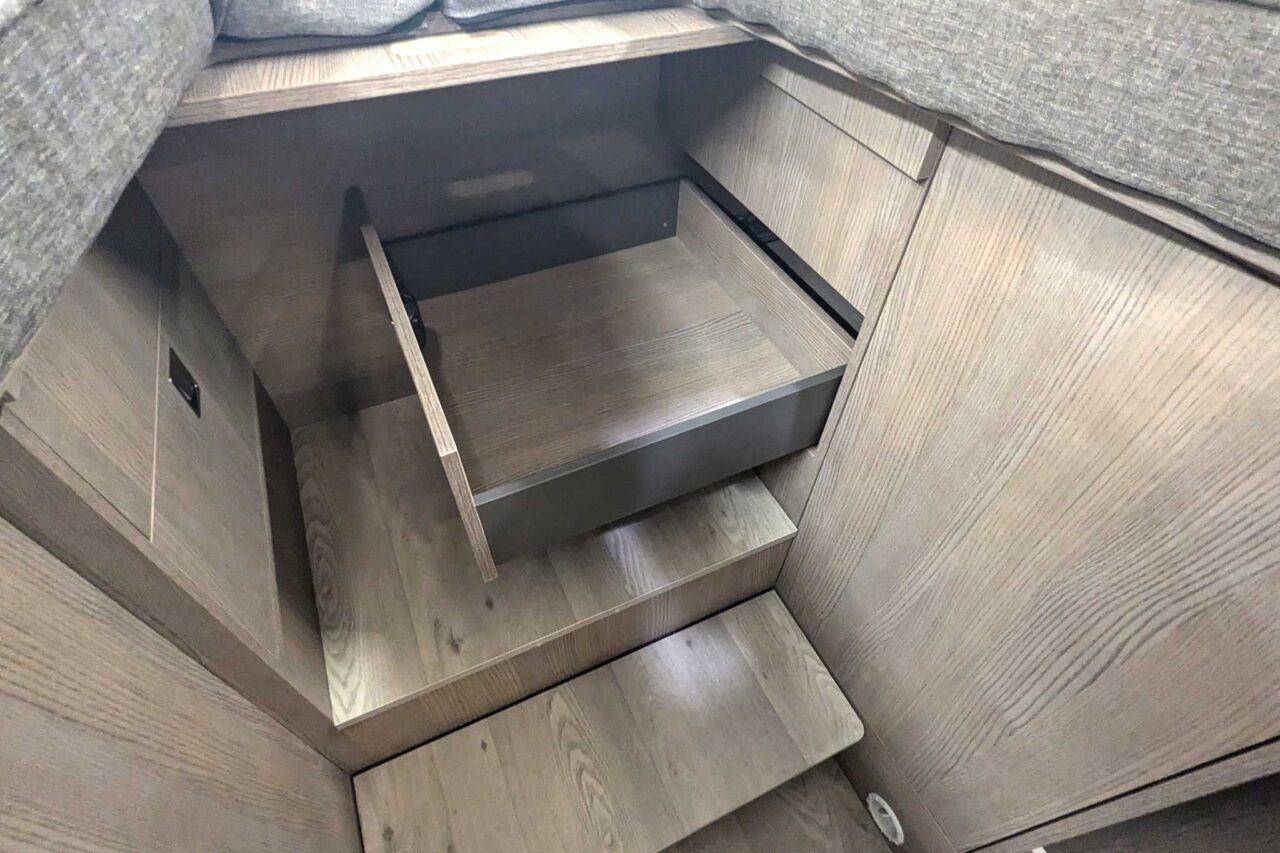 FurgoK X-Sportlong 600 (2025) - Praktische bestelwagen met veel bergruimte en ingenieuze inklapbare douche 14 furgok x sportlong 600 caravan salon 2024 stauraum schublade