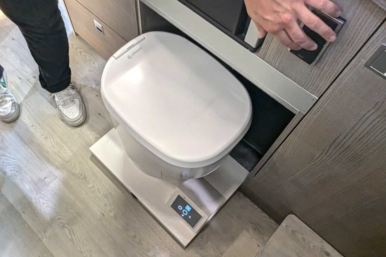 FurgoK X-Sportlong 600 (2025) - Praktische bestelwagen met veel bergruimte en ingenieuze inklapbare douche 11 furgok x sportlong 600 caravan salon 2024 trockentoilette