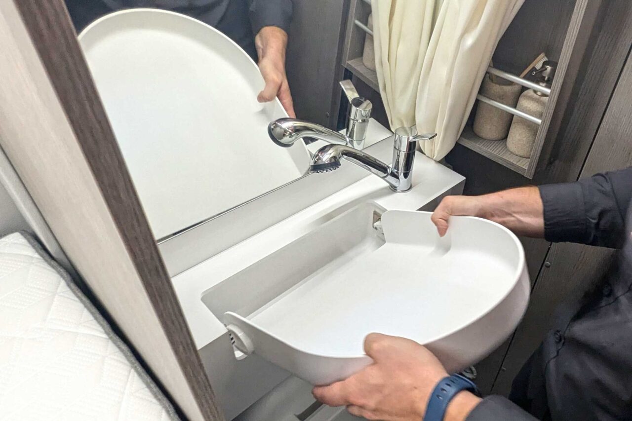 FurgoK X-Sportlong 600 (2025) - Praktische bestelwagen met veel bergruimte en ingenieuze inklapbare douche 10 furgok x sportlong 600 caravan salon 2024 waschbecken