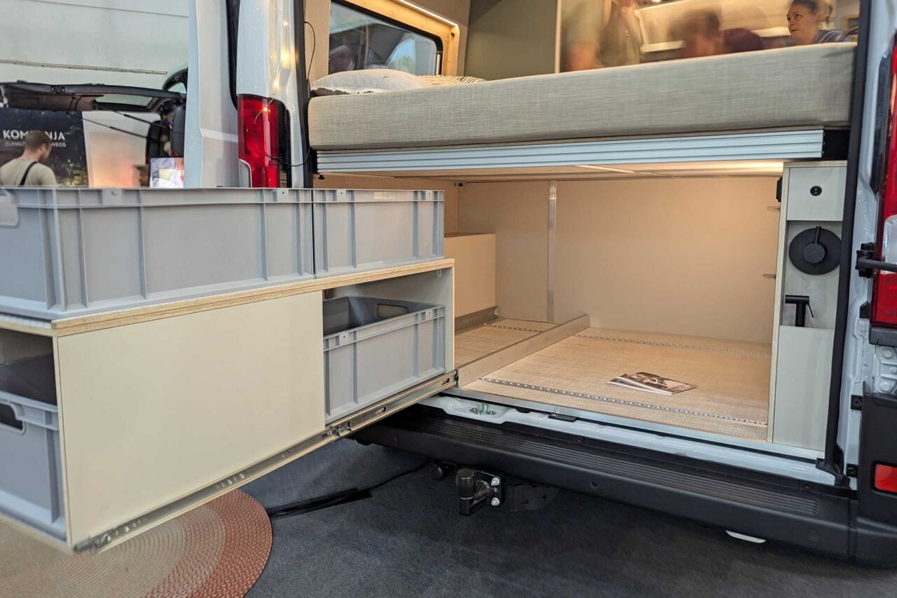 Kompanja ZWEI (2025): Ruimtewonder voor maximaal 6 personen 5 kompanja zwei caravan salon 2024 heckauszug
