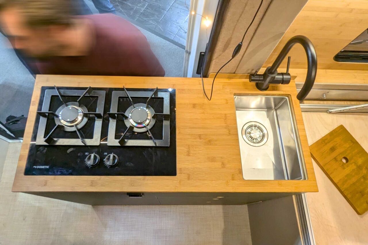 Kompanja ZWEI (2025): Ruimtewonder voor maximaal 6 personen 1 kompanja zwei caravan salon 2024 kueche