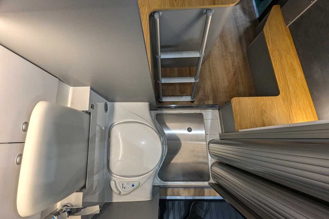 Matist Family L (2024) - Creatieve Ford Transit camper voor maximaal 5 personen 2 matist family l caravan salon 2024 bad