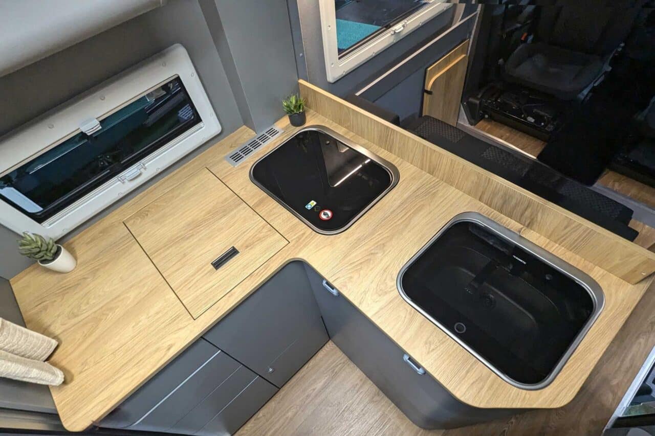 Matist Family L (2024) - Creatieve Ford Transit camper voor maximaal 5 personen 3 matist family l caravan salon 2024 kueche