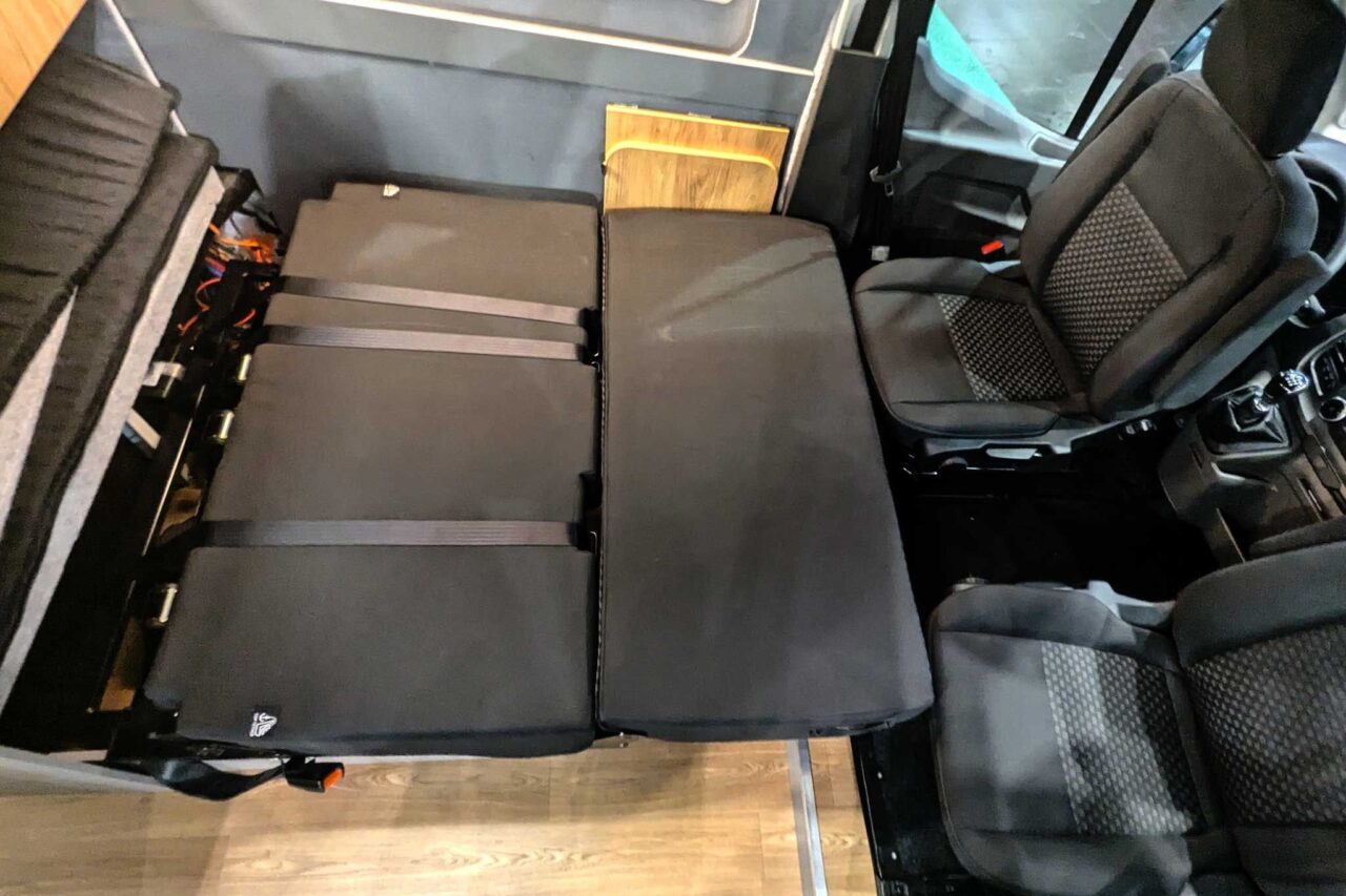 Matist Family L (2024) - Creatieve Ford Transit camper voor maximaal 5 personen 4 matist family l caravan salon 2024 liegeflaeche