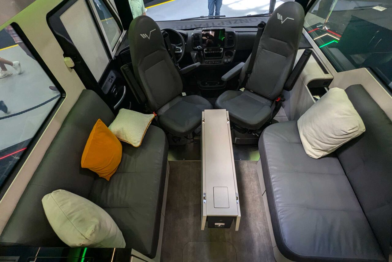 Mobilvetta Fluideen studiezitgedeelte, bestuurderscabine Caravan Salon 2024