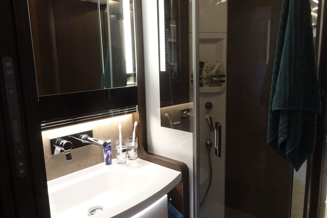 MORELO GRAND EMPIRE 26 T (2025) - Luxe lijnboot van superlatieven op 3 assen 4 morelo grand empire 26t bad caravan salon 2024 c katja scholz