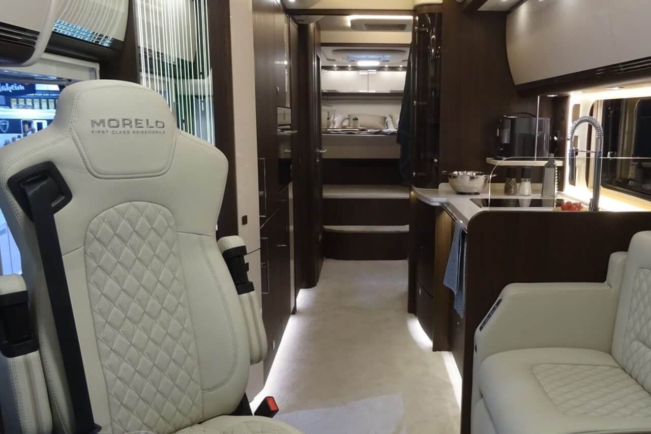 MORELO GRAND EMPIRE 26 T (2025) - Luxe lijnboot van superlatieven op 3 assen 3 morelo grand empire 26t interieur caravan salon 2024 c katja scholz 1