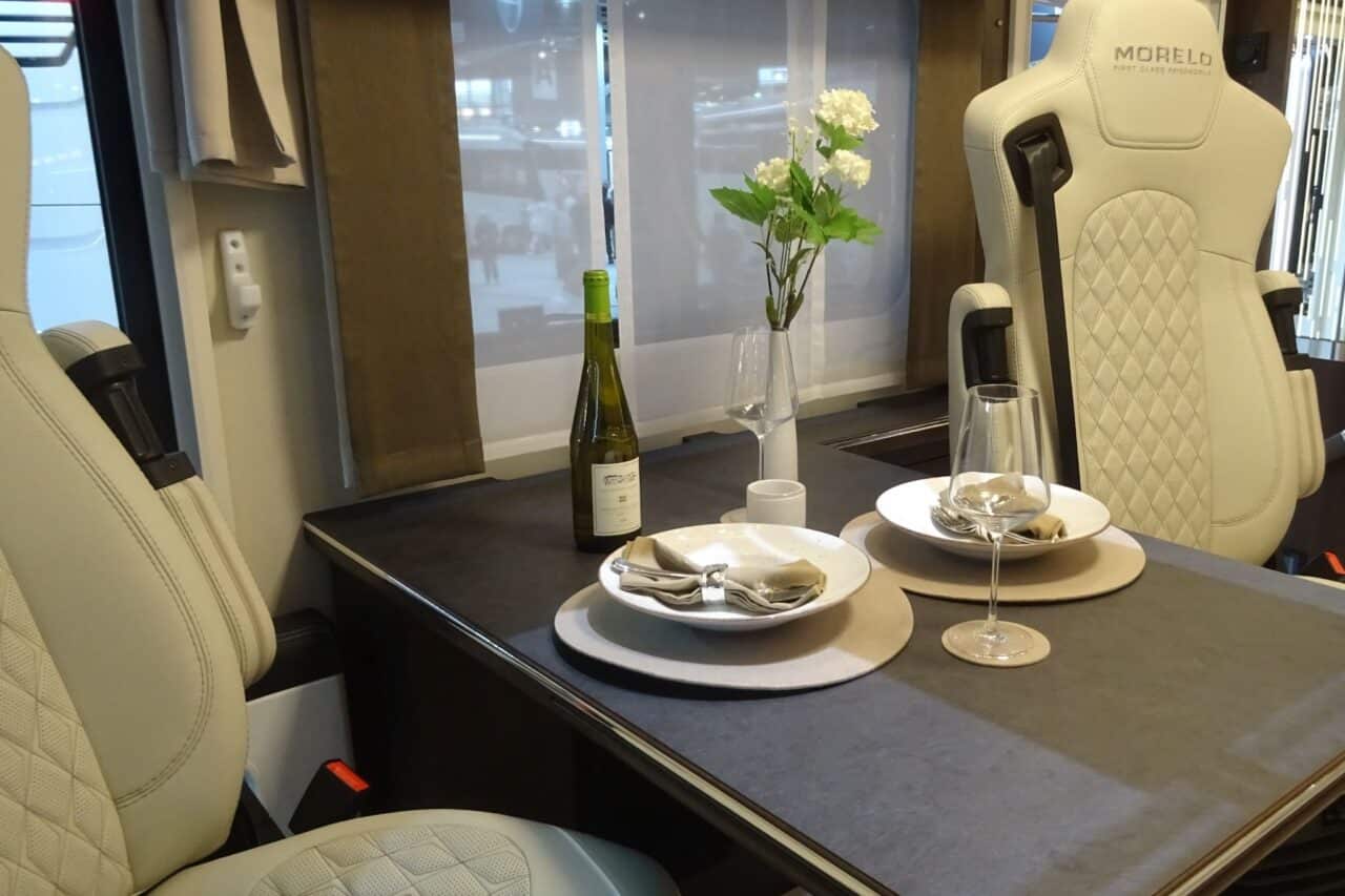 MORELO GRAND EMPIRE 26 T (2025) - Luxe lijnboot van superlatieven op 3 assen 1 morelo grand empire 26t sitzecke vorn caravan salon 2024 c katja scholz