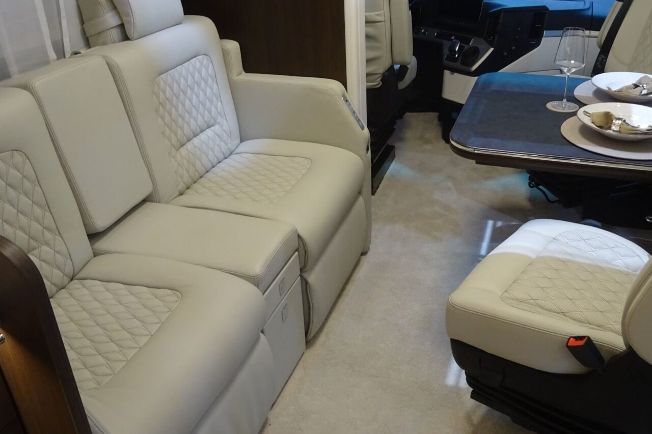 MORELO GRAND EMPIRE 26 T (2025) - Luxe lijnboot van superlatieven op 3 assen 2 morelo grand empire 26t sofa caravan salon 2024 c katja scholz