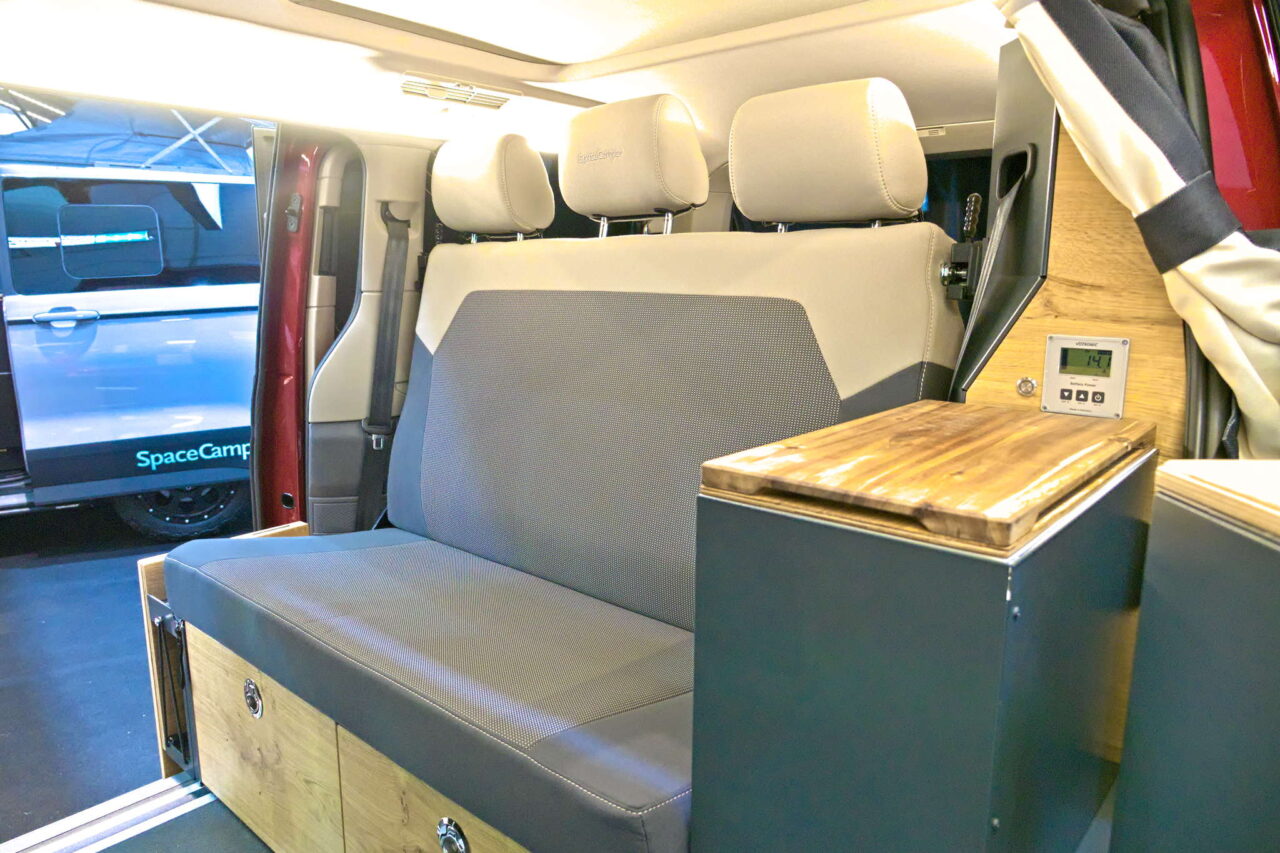 Nieuwe producten 2024 van SpaceCamper: Innovatieve dakconstructies en modulaire uitbreidingssystemen 5 spacecamper bett unten hochgeklappt