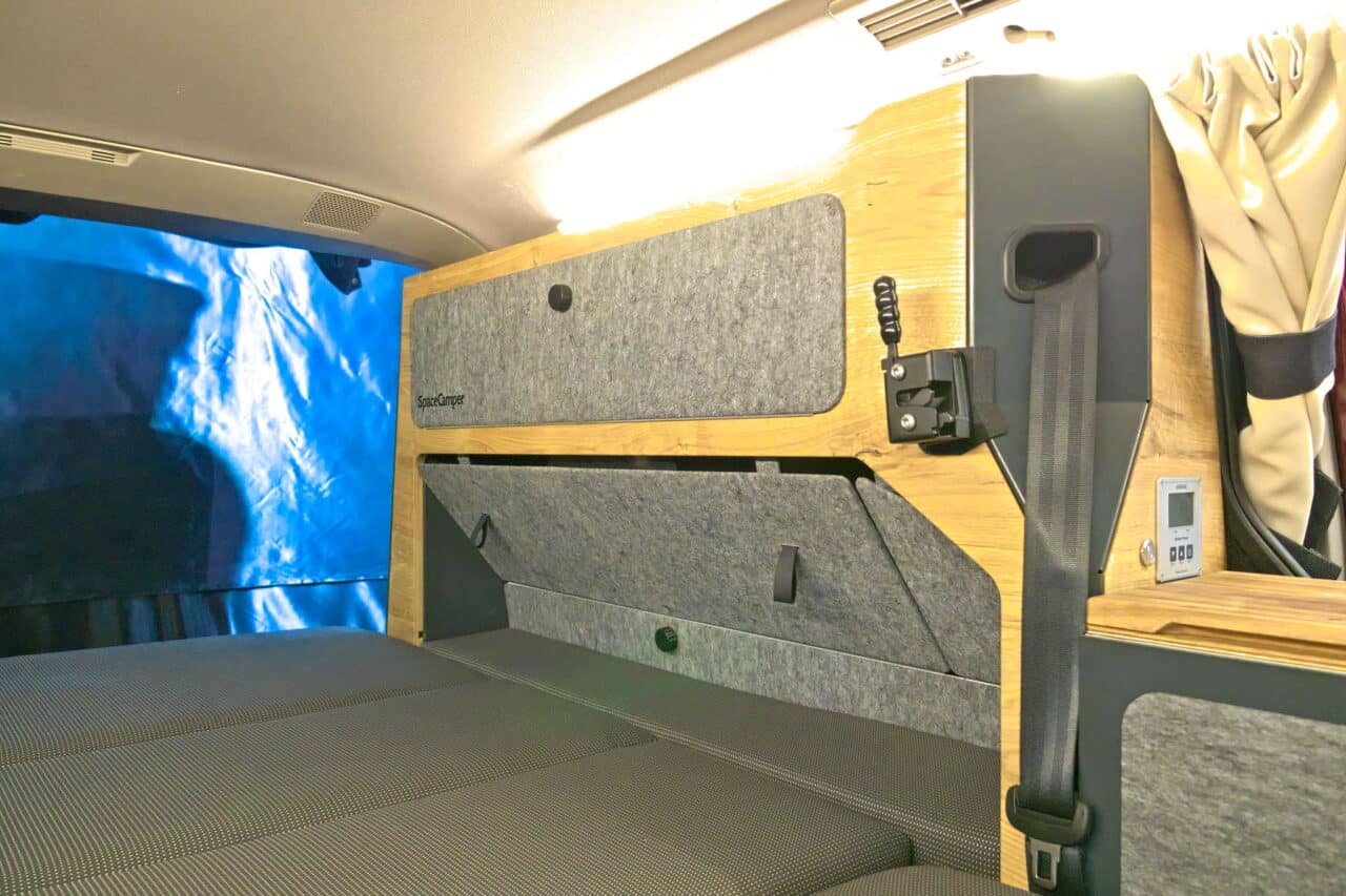 Nieuwe producten 2024 van SpaceCamper: Innovatieve dakconstructies en modulaire uitbreidingssystemen 9 spacecamper unten regale