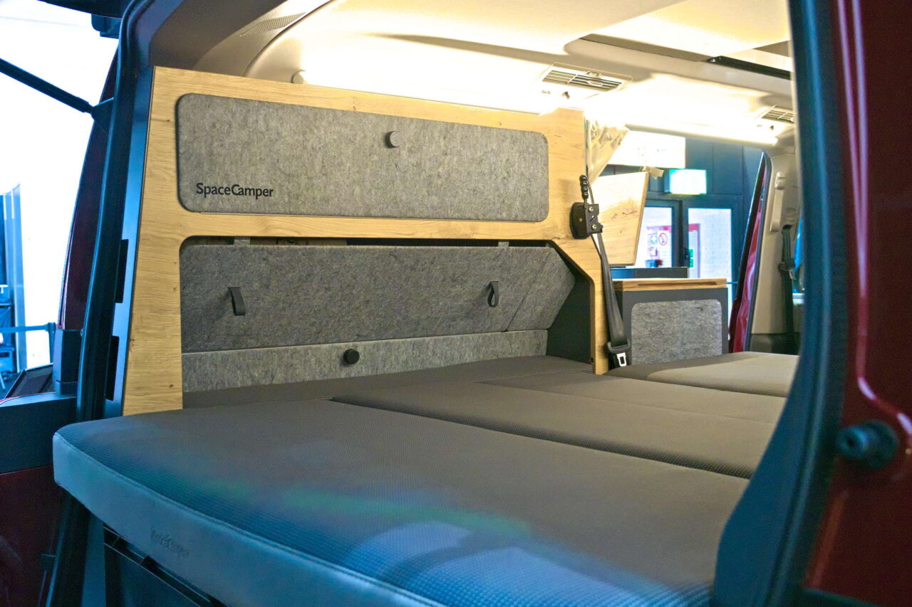 Nieuwe producten 2024 van SpaceCamper: Innovatieve dakconstructies en modulaire uitbreidingssystemen 7 spacecamper unten schrank