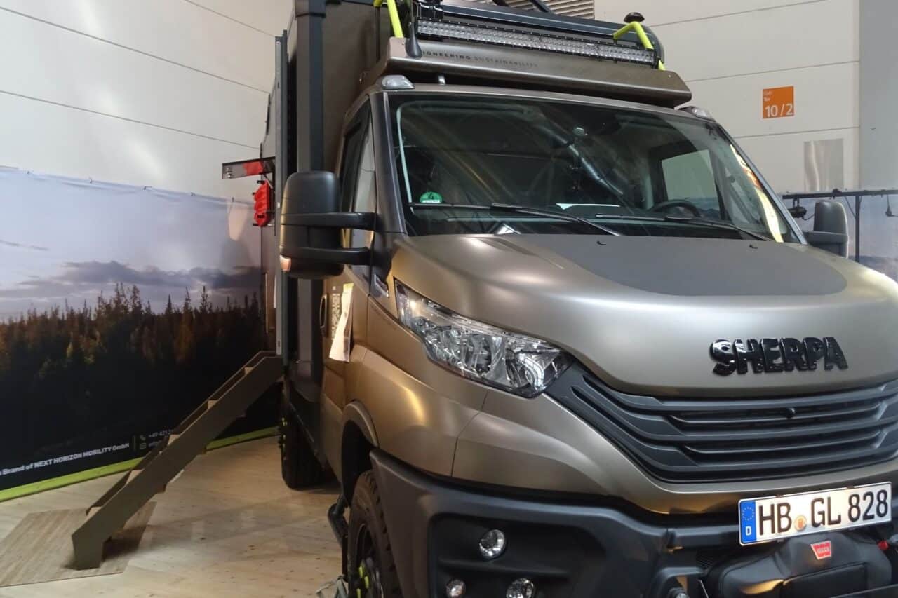 Greenlander Sherpa 4x4 (2025) - Eco-vriendelijke luxe camper met vierwielaandrijving voor 2 personen 1 greenlander sherpa 4x4 exterieur caravan salon 2024 c katja scholz