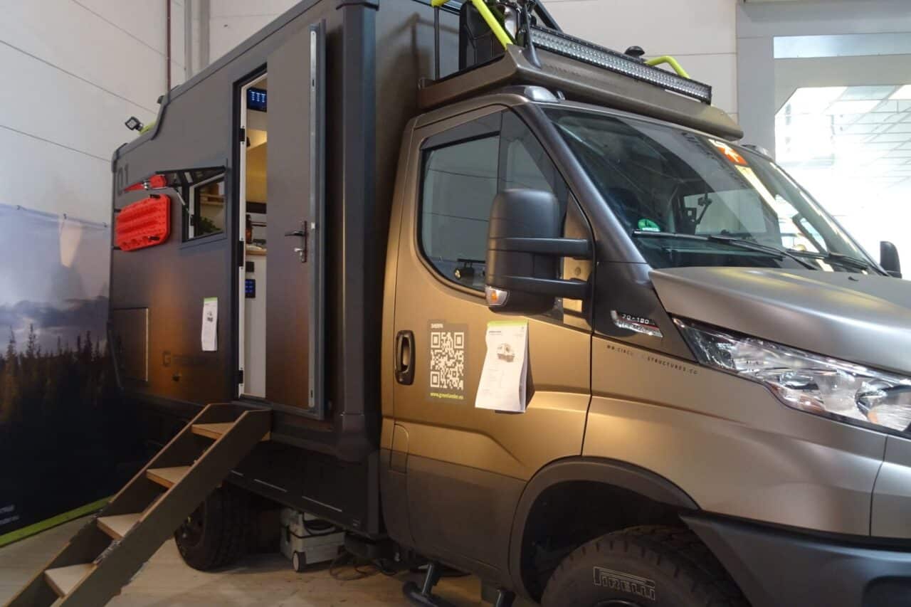 Greenlander Sherpa 4x4 (2025) - Eco-vriendelijke luxe camper met vierwielaandrijving voor 2 personen 6 greenlander sherpa 4x4 exterieur einstieg caravan salon 2024 c katja scholz