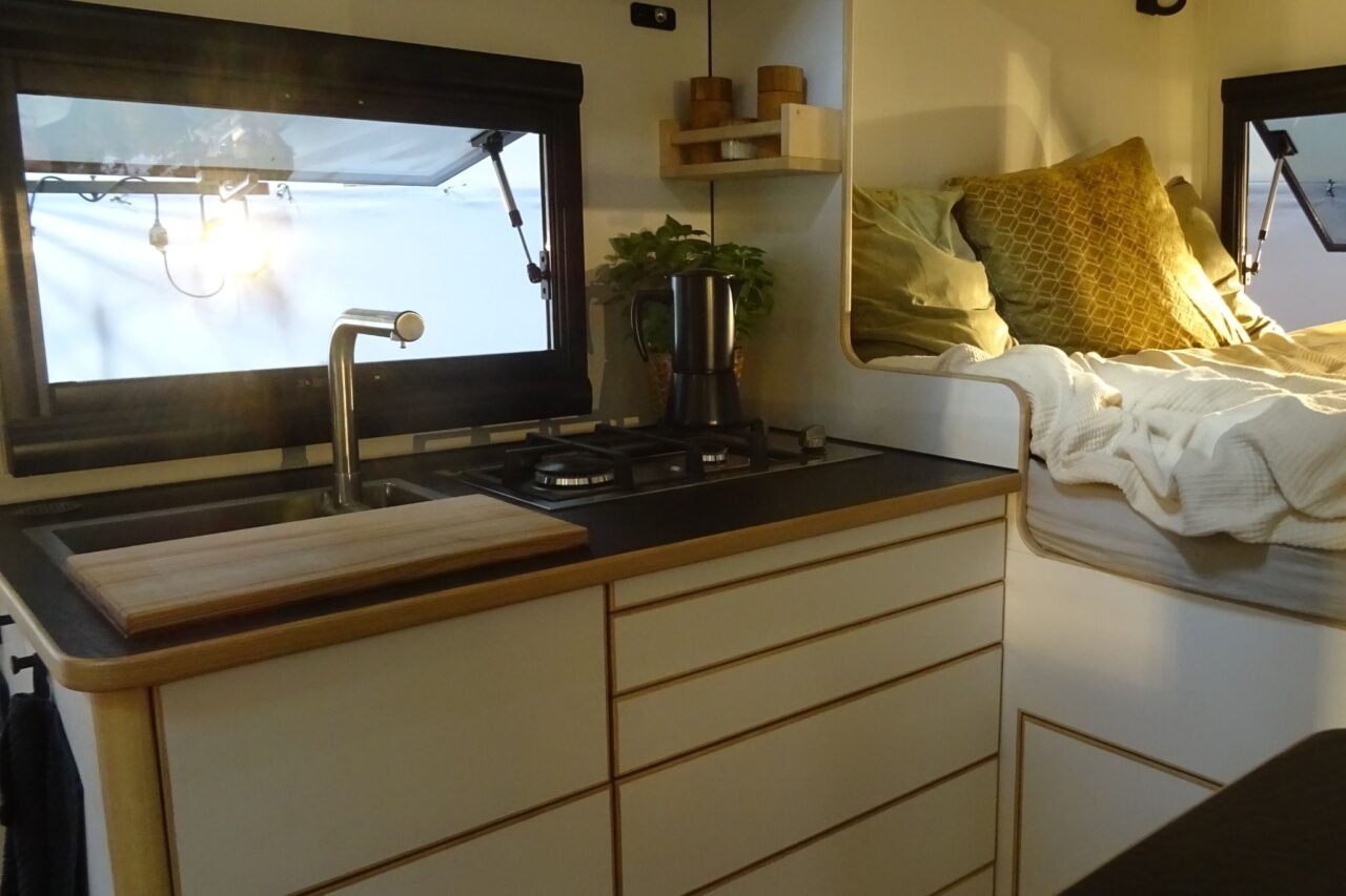 Greenlander Sherpa 4x4 (2025) - Eco-vriendelijke luxe camper met vierwielaandrijving voor 2 personen 3 greenlander sherpa 4x4 kueche und schlafen caravan salon 2024 c katja scholz