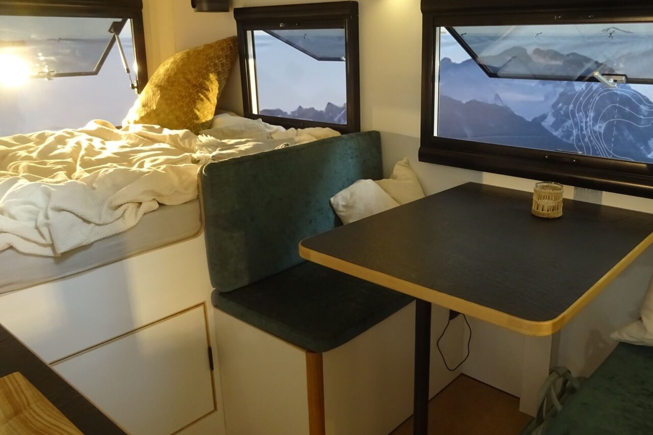 Greenlander Sherpa 4x4 (2025) - Eco-vriendelijke luxe camper met vierwielaandrijving voor 2 personen 2 greenlander sherpa 4x4 sitzgruppe dinette und bett caravan salon 2024 c katja scholz