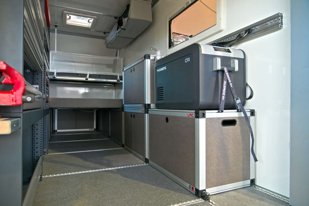 LMC Modo (2025): Modulaire caravan met modulair systeem op basis van Humbaur 7 lmc modo kuehlschrank