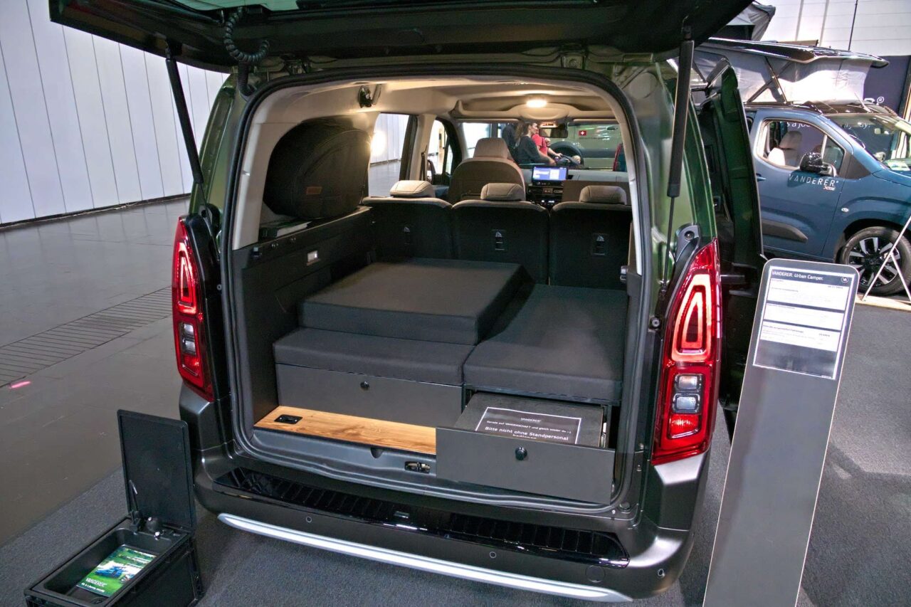 VANDERER Two (2024) - Minimalistische stadscamper voor spontane avonturen 4 vanderer two stauraum mit sleep and storage modul caravan salon 2024 c jalil landero flores