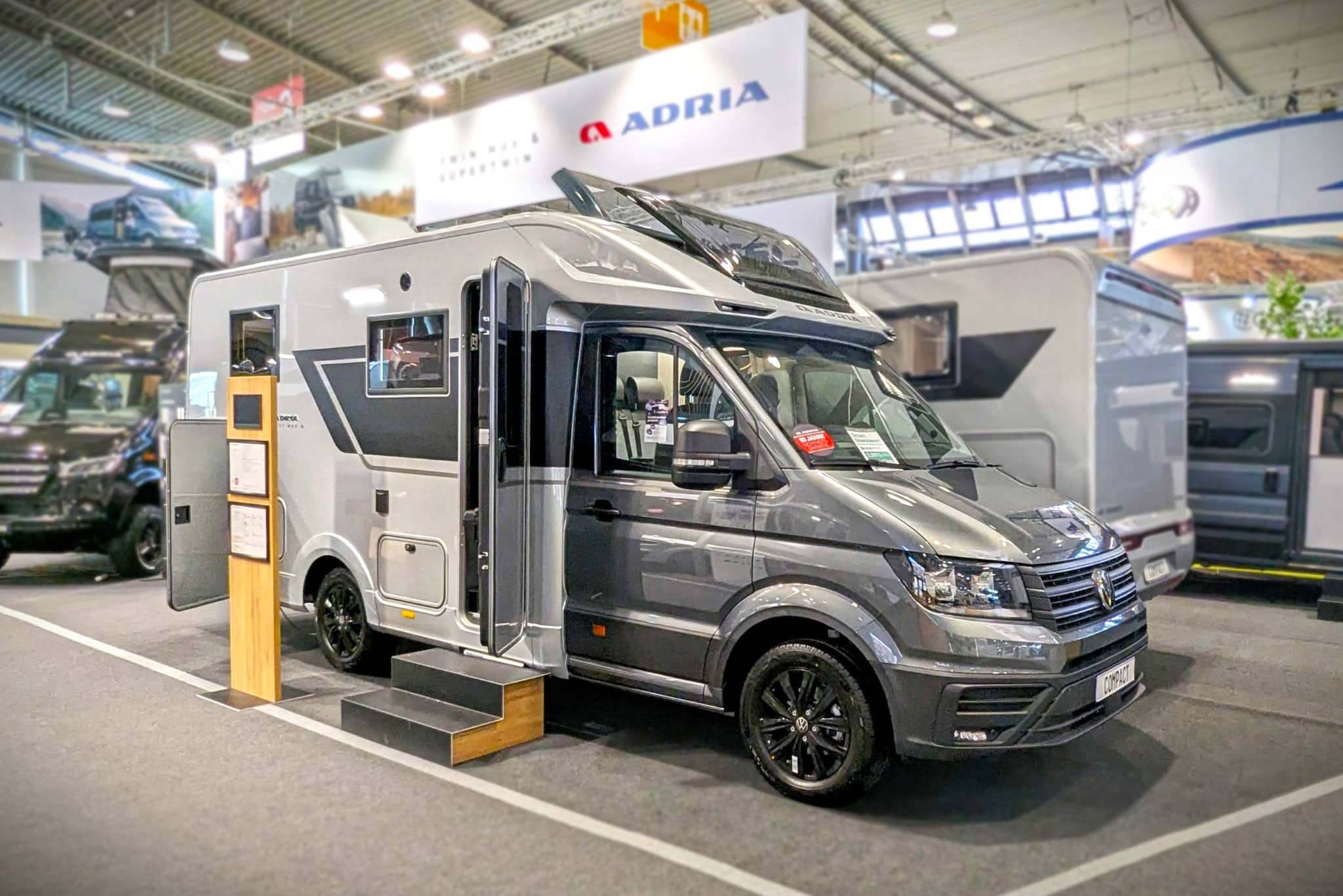 Adria Compact Max (2025) – Smal, halfintegraal model met een behaaglijke sfeer