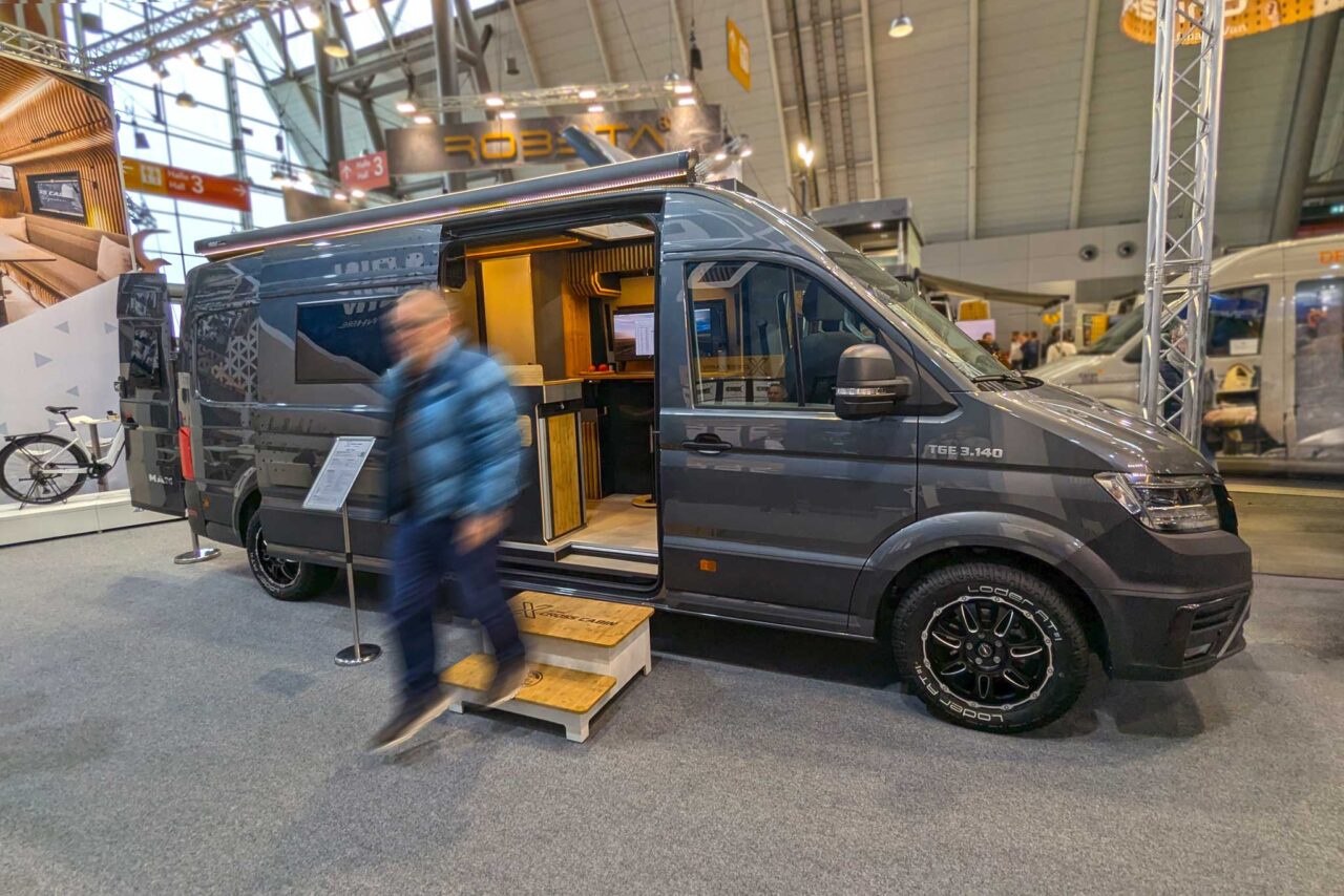 Alpine Cross Cabin Adventure Office (2026) in het CMT 2025 - buitenaanzicht