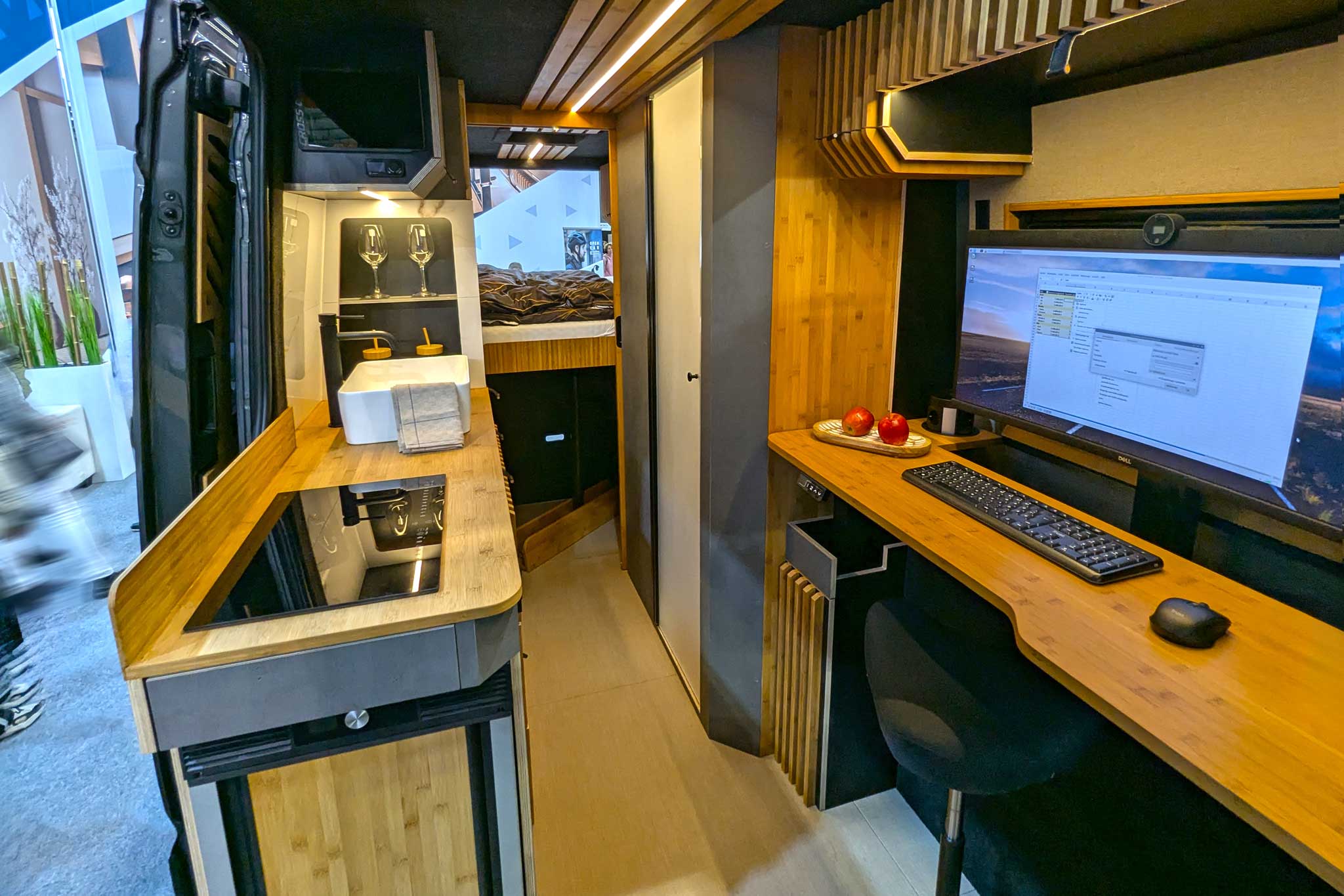 Alpine Cross Cabin Adventure Office (2025): comfortabele camper met uitgebreide kantooruitrusting