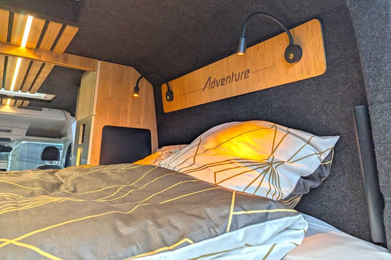 Alpine Cross Cabin Adventure Office (2026) in het CMT 2025 - Bed met leeslampjes