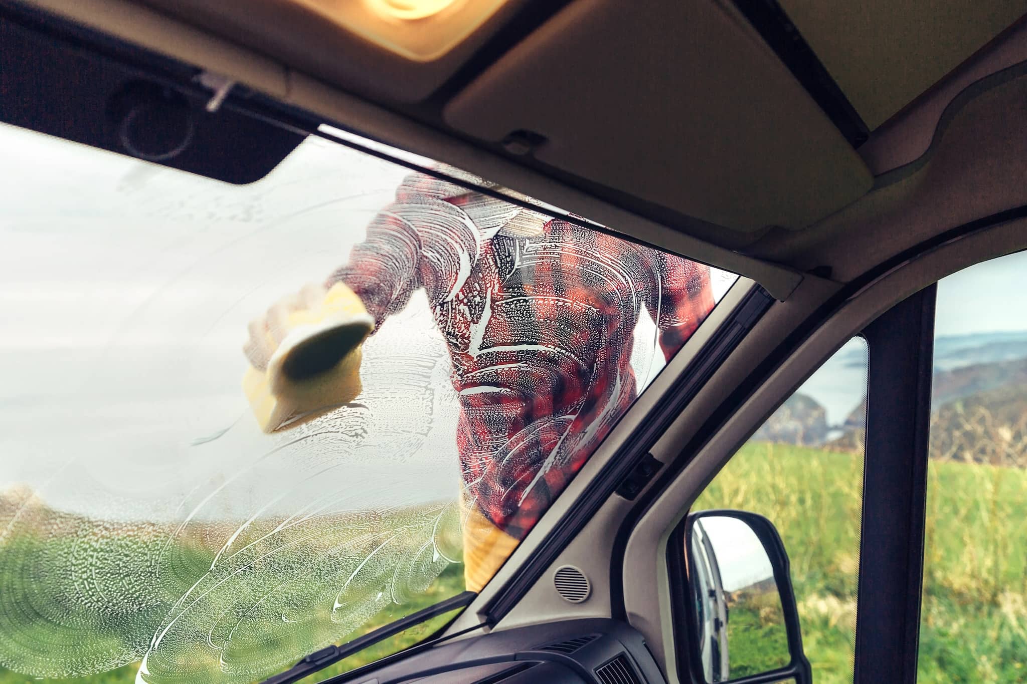 Voorjaarscheck: campers en caravans weer aan de praat krijgen na de winter (met gratis checklist)