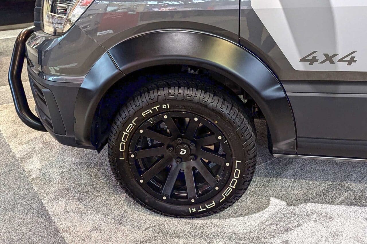 Klaar voor off-road en het leven op de weg: Dethleffs Globebus Performance 4x4 First Edition (2025) 9 dethleffs globebus performance 4x4 all terrain reifen