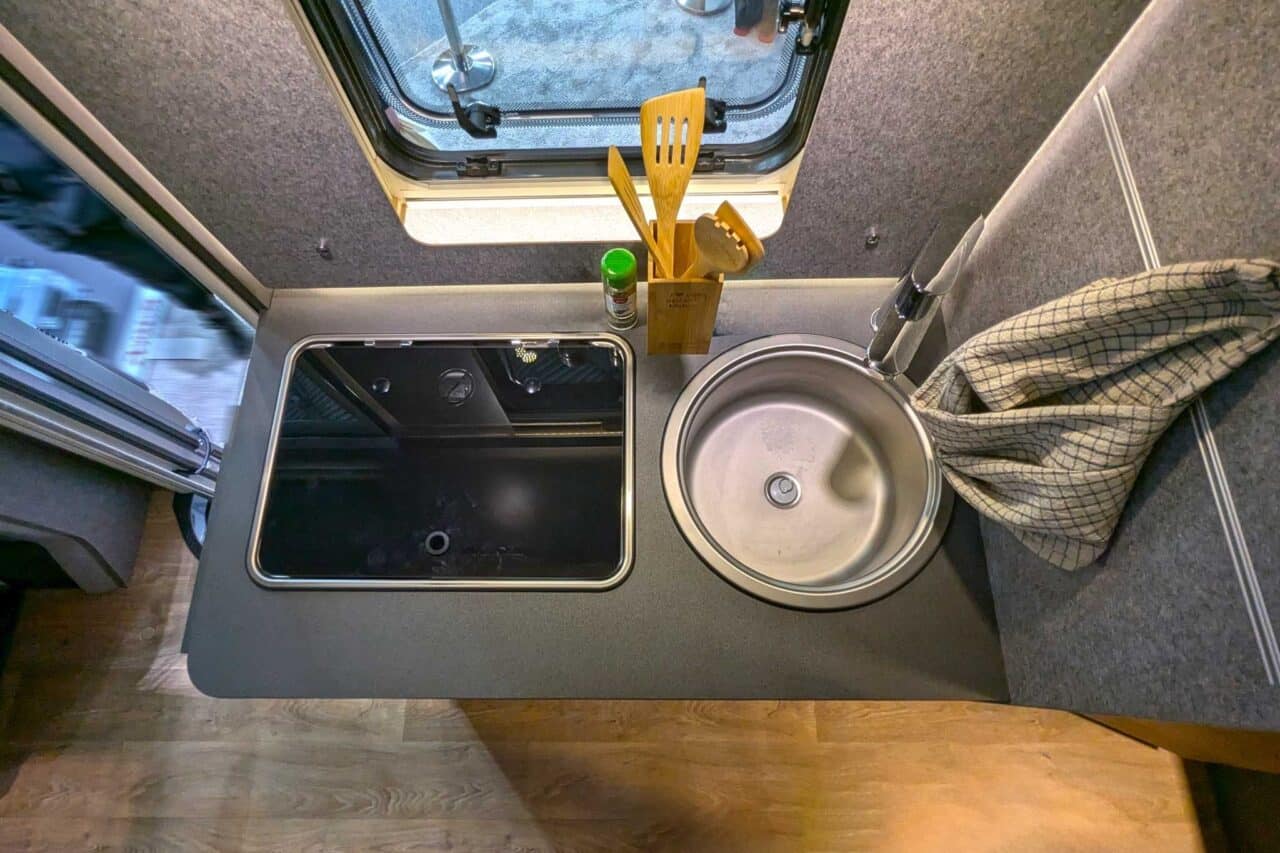 Klaar voor off-road en het leven op de weg: Dethleffs Globebus Performance 4x4 First Edition (2025) 2 dethleffs globebus performance 4x4 kueche