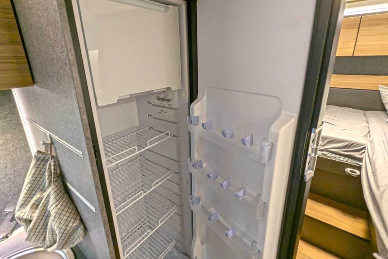 Klaar voor off-road en het leven op de weg: Dethleffs Globebus Performance 4x4 First Edition (2025) 1 dethleffs globebus performance 4x4 kuehlschrank