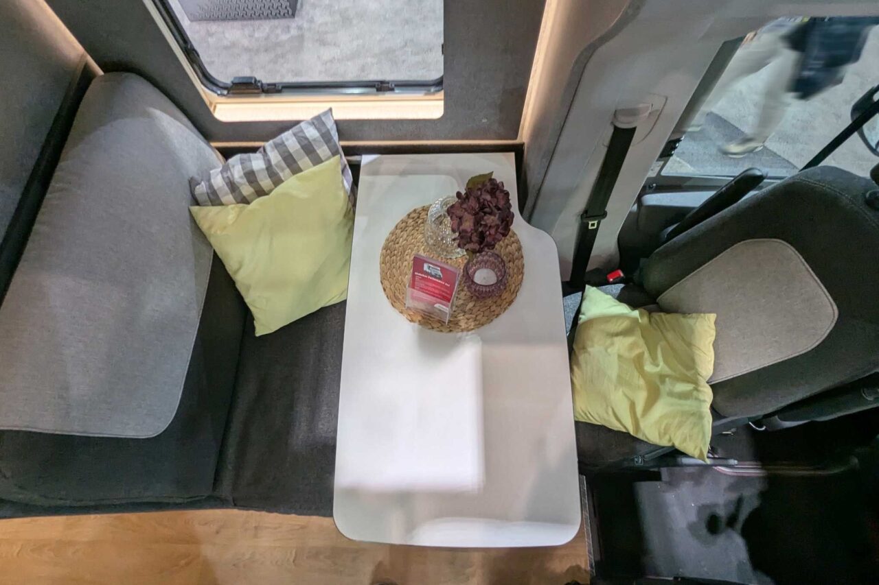Klaar voor off-road en het leven op de weg: Dethleffs Globebus Performance 4x4 First Edition (2025) 6 dethleffs globebus performance 4x4 sitzgruppe