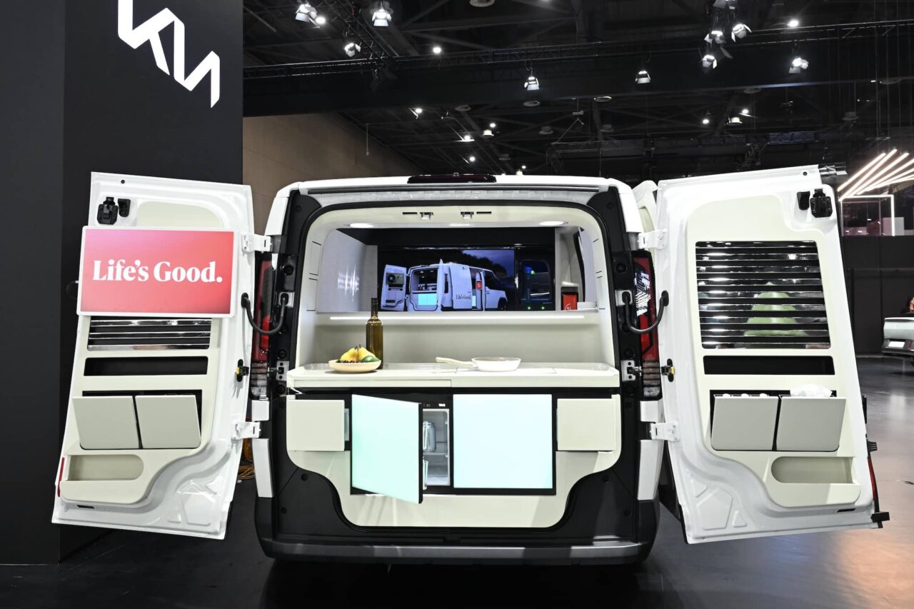 Technologie ontmoet avontuur: KIA en LG presenteren futuristisch campingconcept 1 KIA PV5 met koelkast, koffiezetapparaat en slimme kledingkast